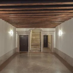 super-central-1-bedroom-apartment.hotelinveneto.com/