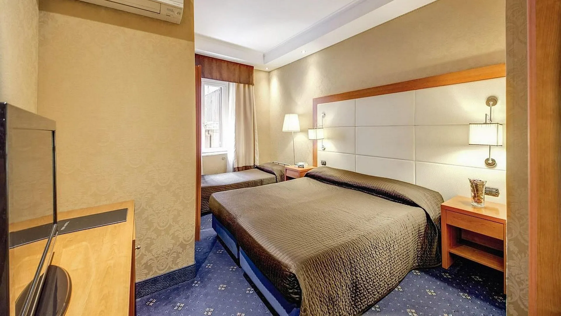 939 Hotel Řím 3*,